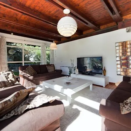 Villa Sleeps 12 With Pool *