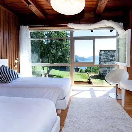 ヴィラ Sleeps 12 With Pool Olgiasca